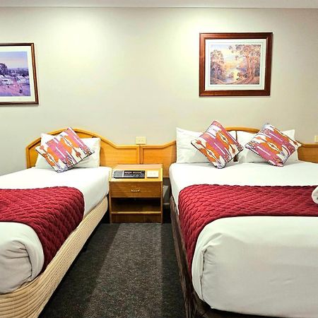 Hilltops Retreat Motor Inn Young Esterno foto