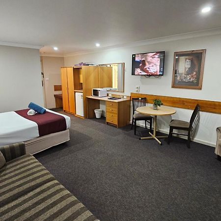 Hilltops Retreat Motor Inn Young Esterno foto