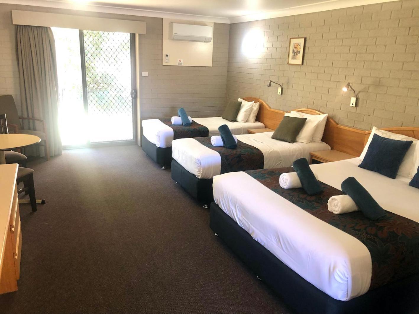 Hilltops Retreat Motor Inn Young Esterno foto