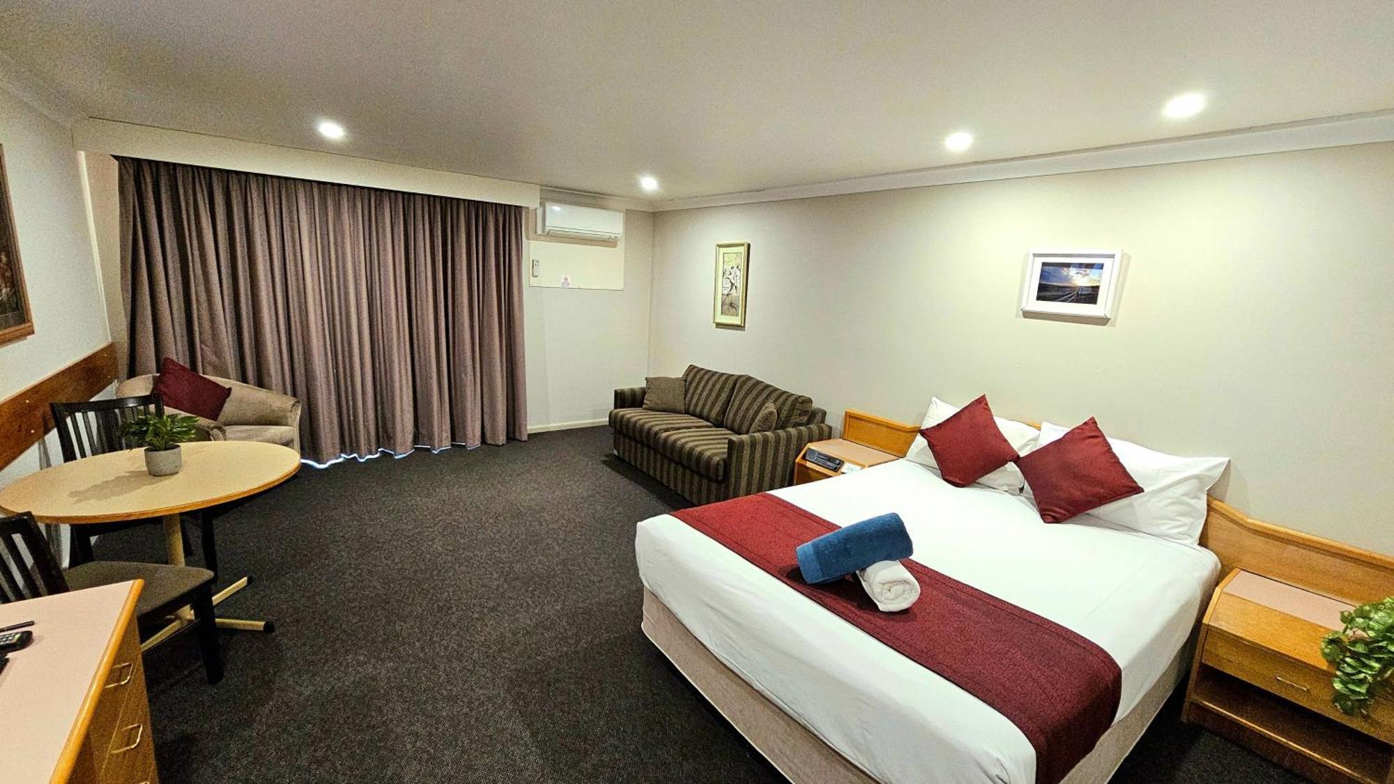Hilltops Retreat Motor Inn Young Esterno foto