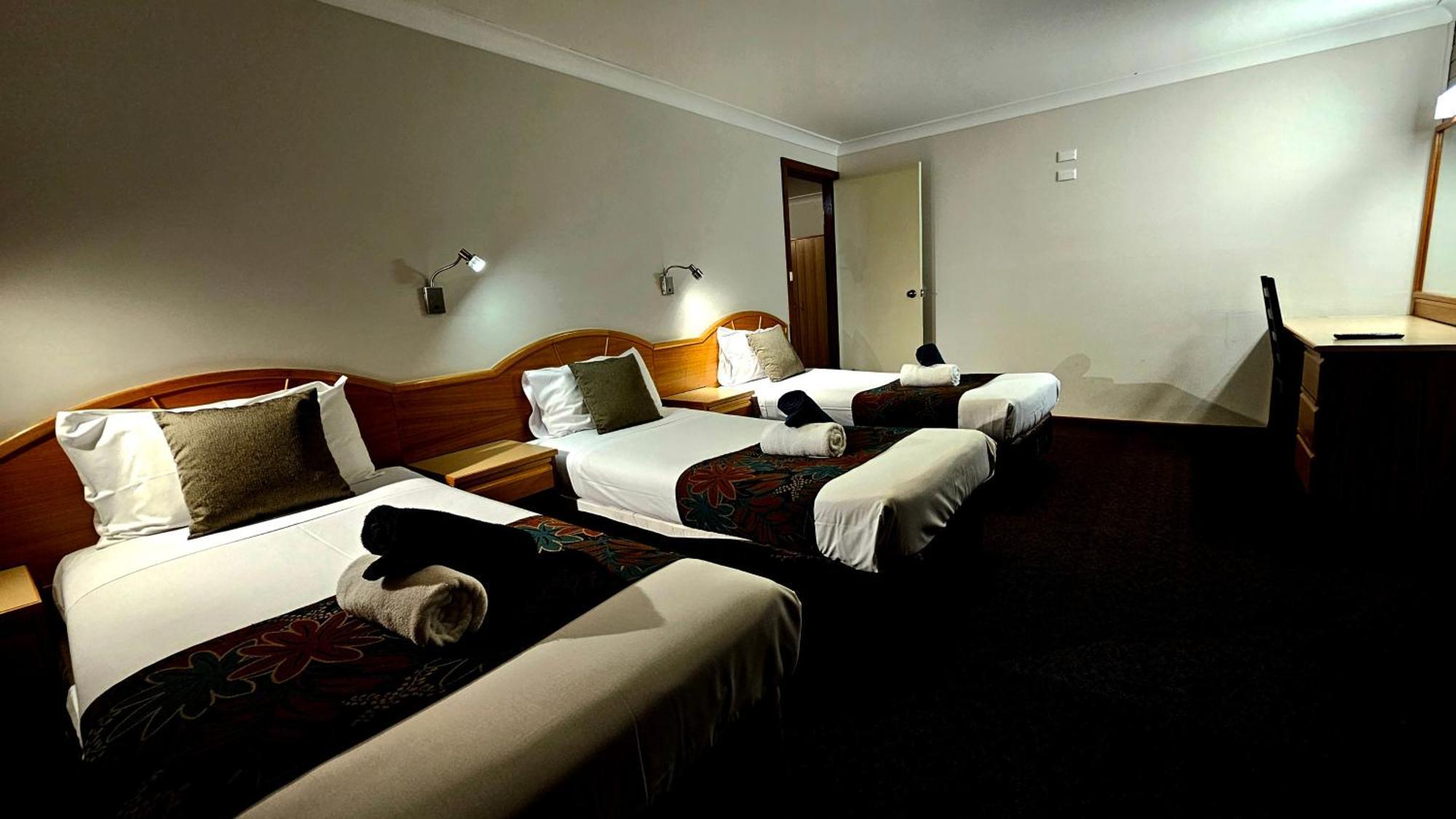 Hilltops Retreat Motor Inn Young Esterno foto