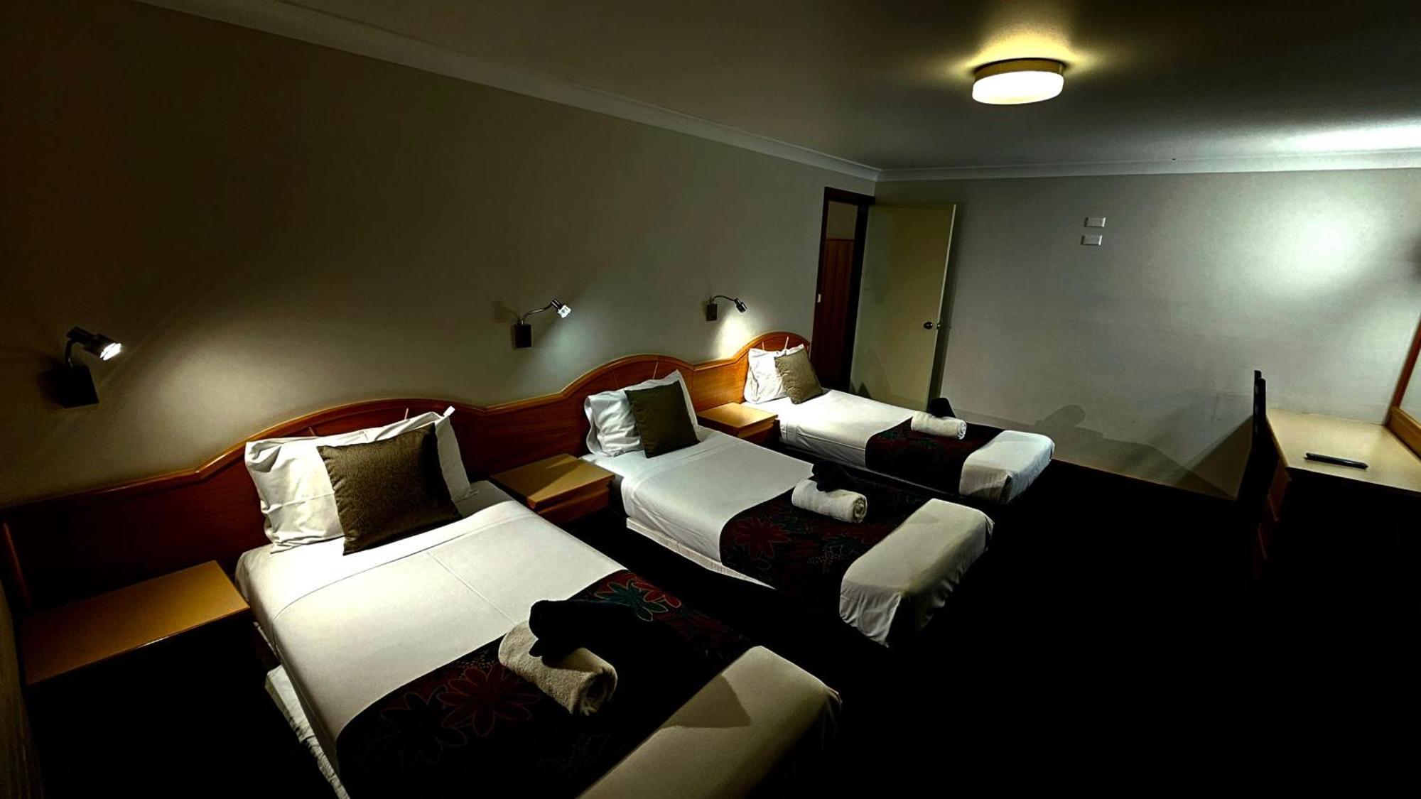 Hilltops Retreat Motor Inn Young Esterno foto