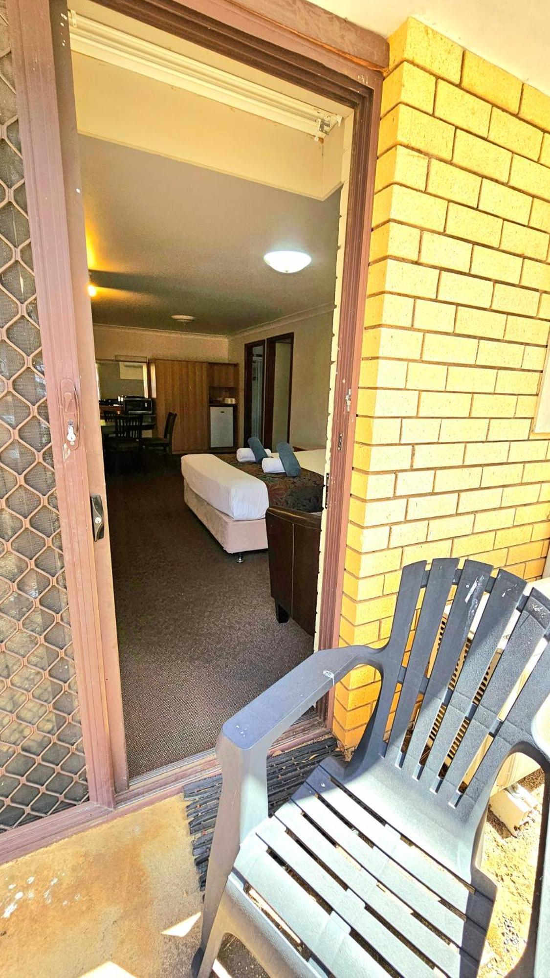 Hilltops Retreat Motor Inn Young Esterno foto