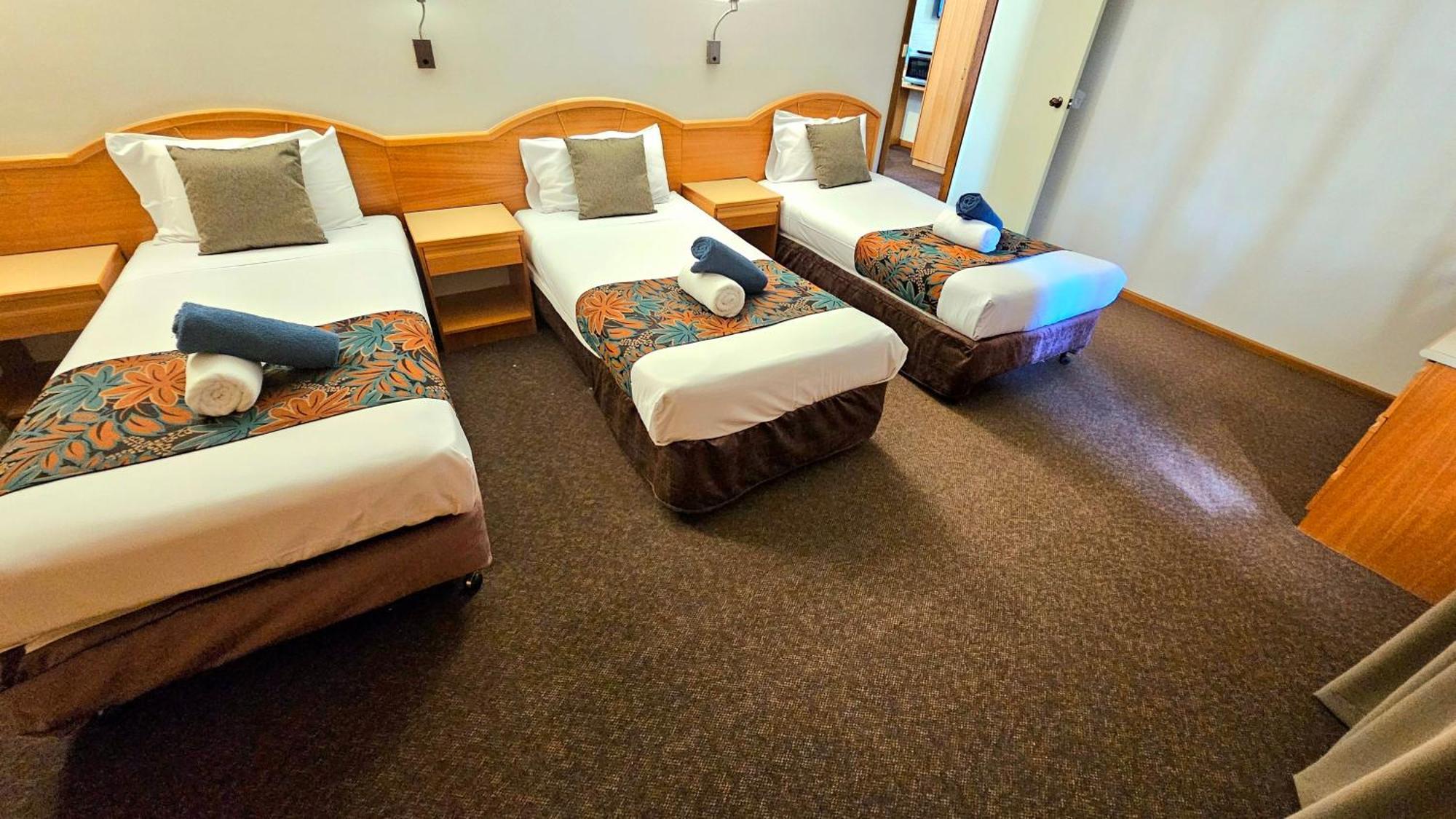 Hilltops Retreat Motor Inn Young Esterno foto