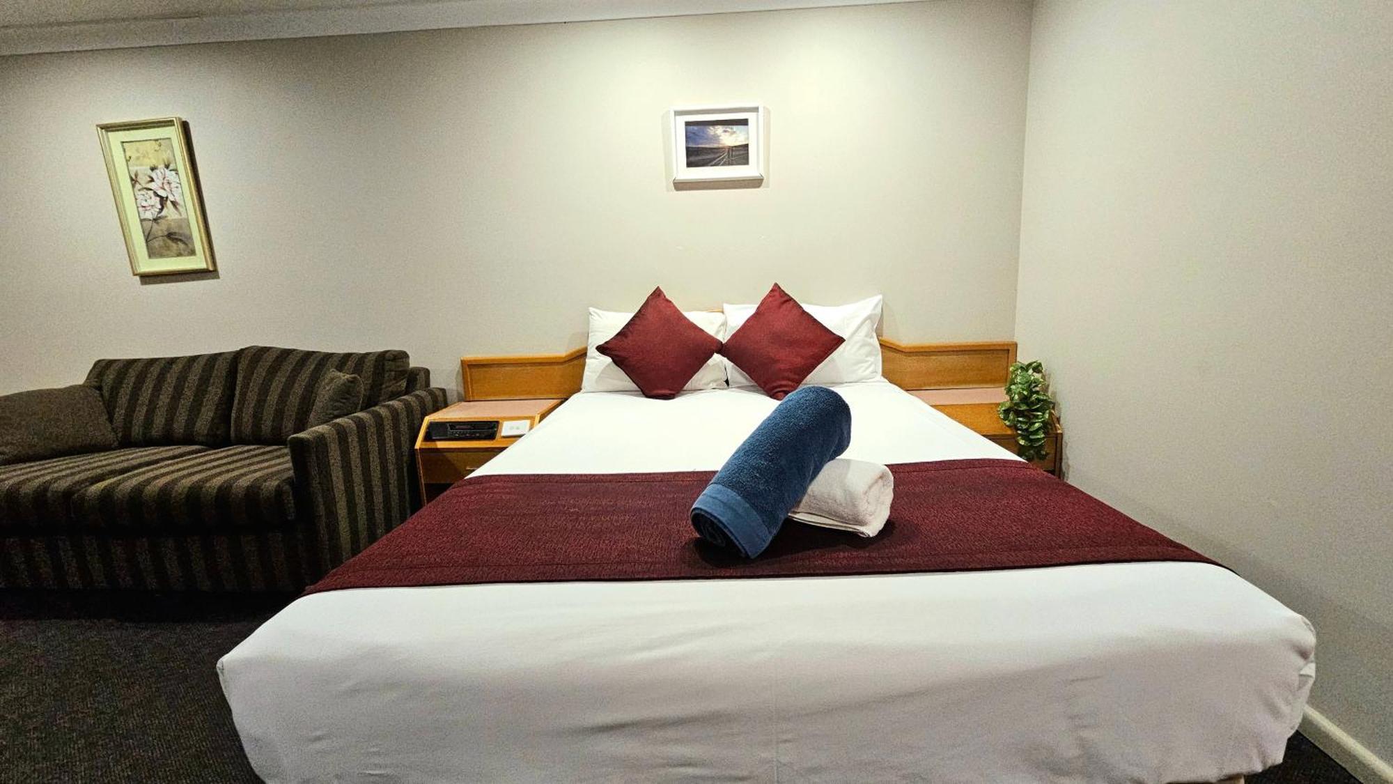 Hilltops Retreat Motor Inn Young Esterno foto