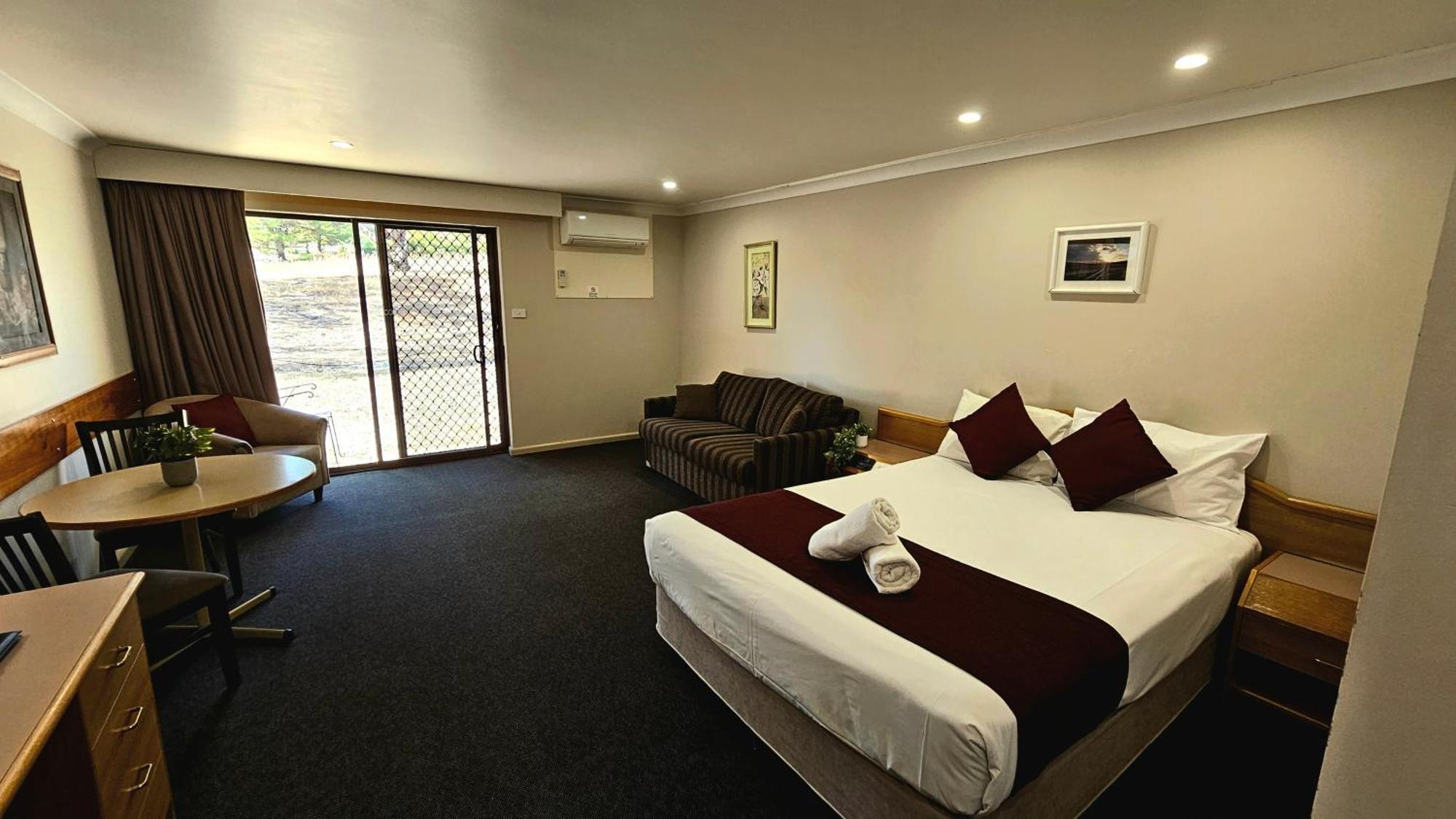 Hilltops Retreat Motor Inn Young Esterno foto
