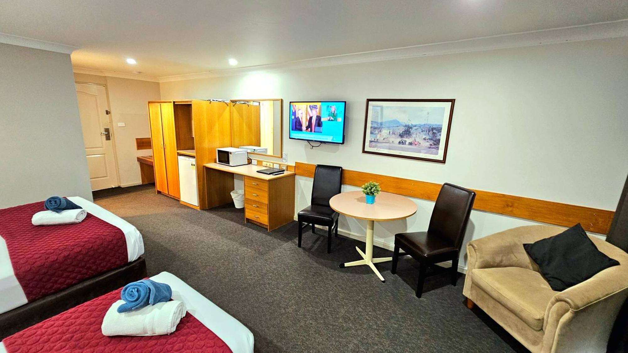 Hilltops Retreat Motor Inn Young Esterno foto