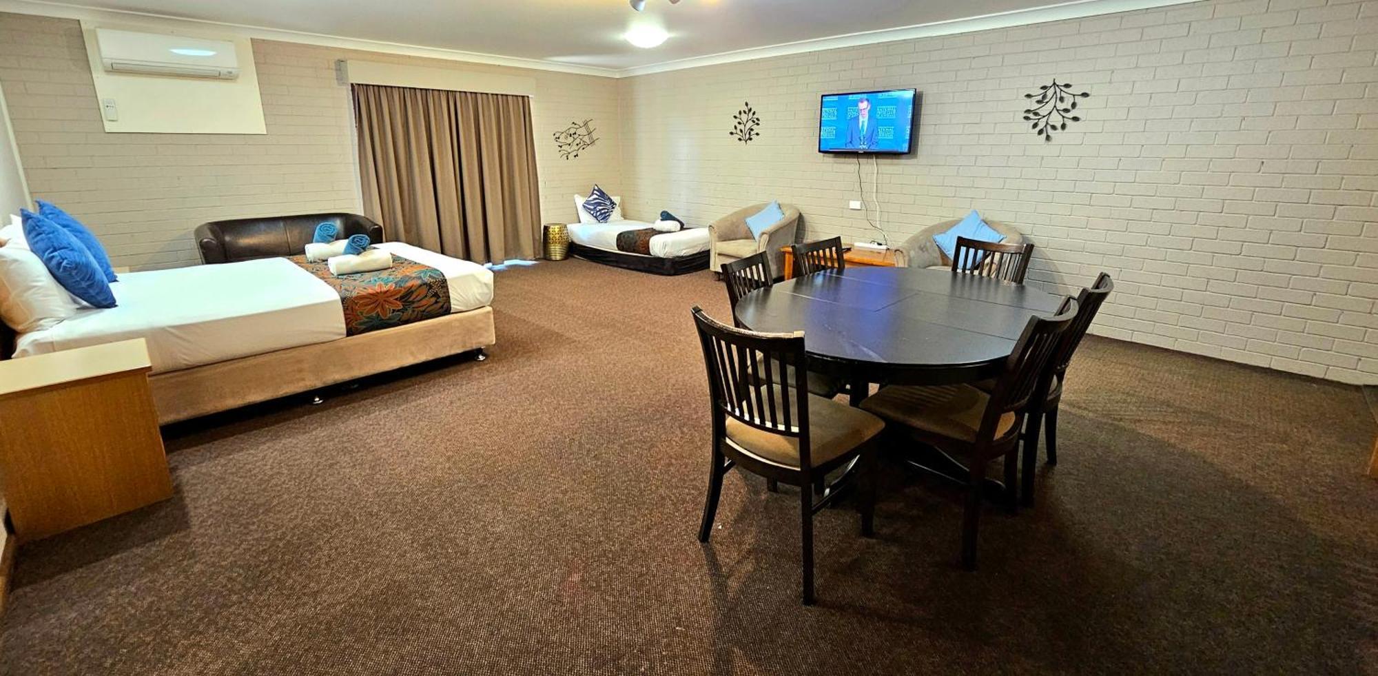 Hilltops Retreat Motor Inn Young Esterno foto