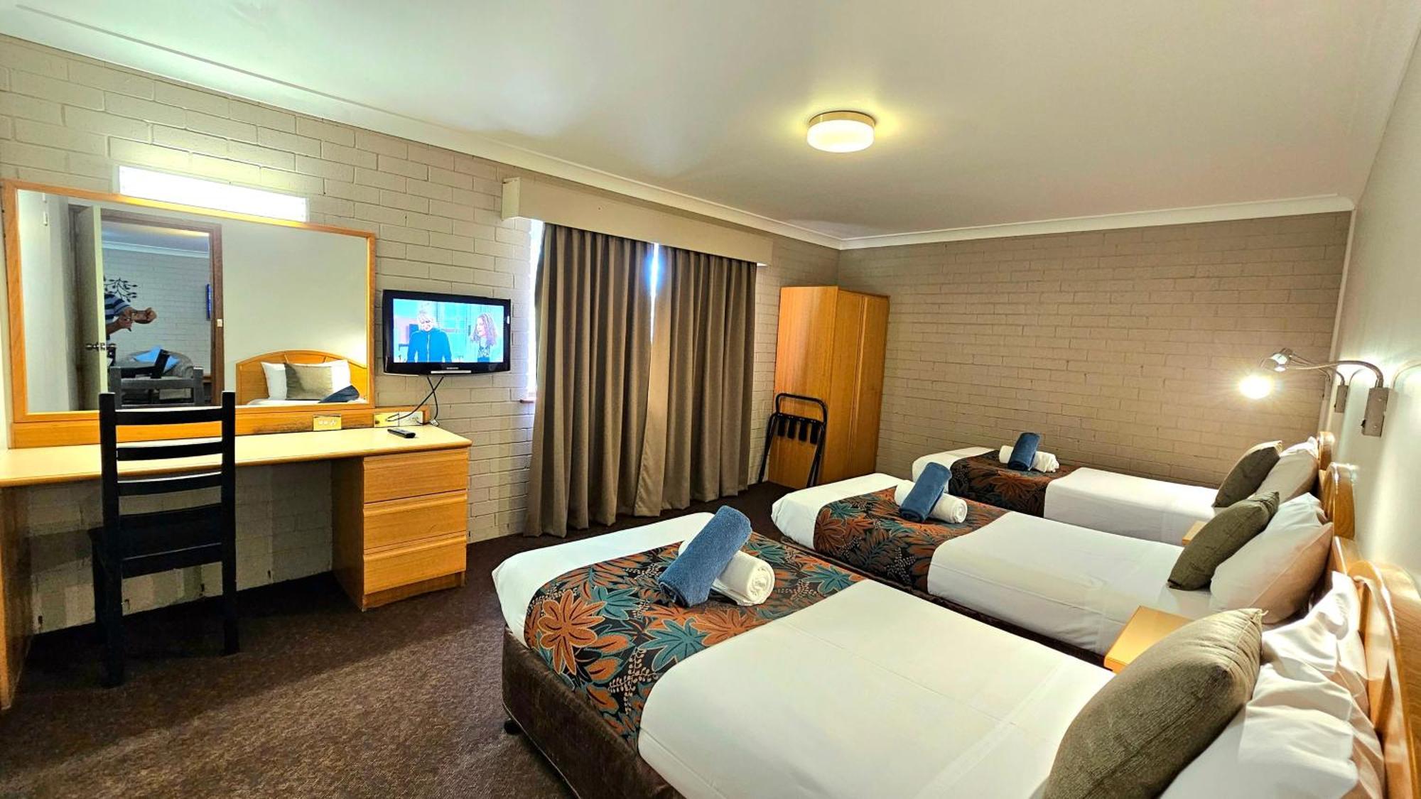 Hilltops Retreat Motor Inn Young Esterno foto