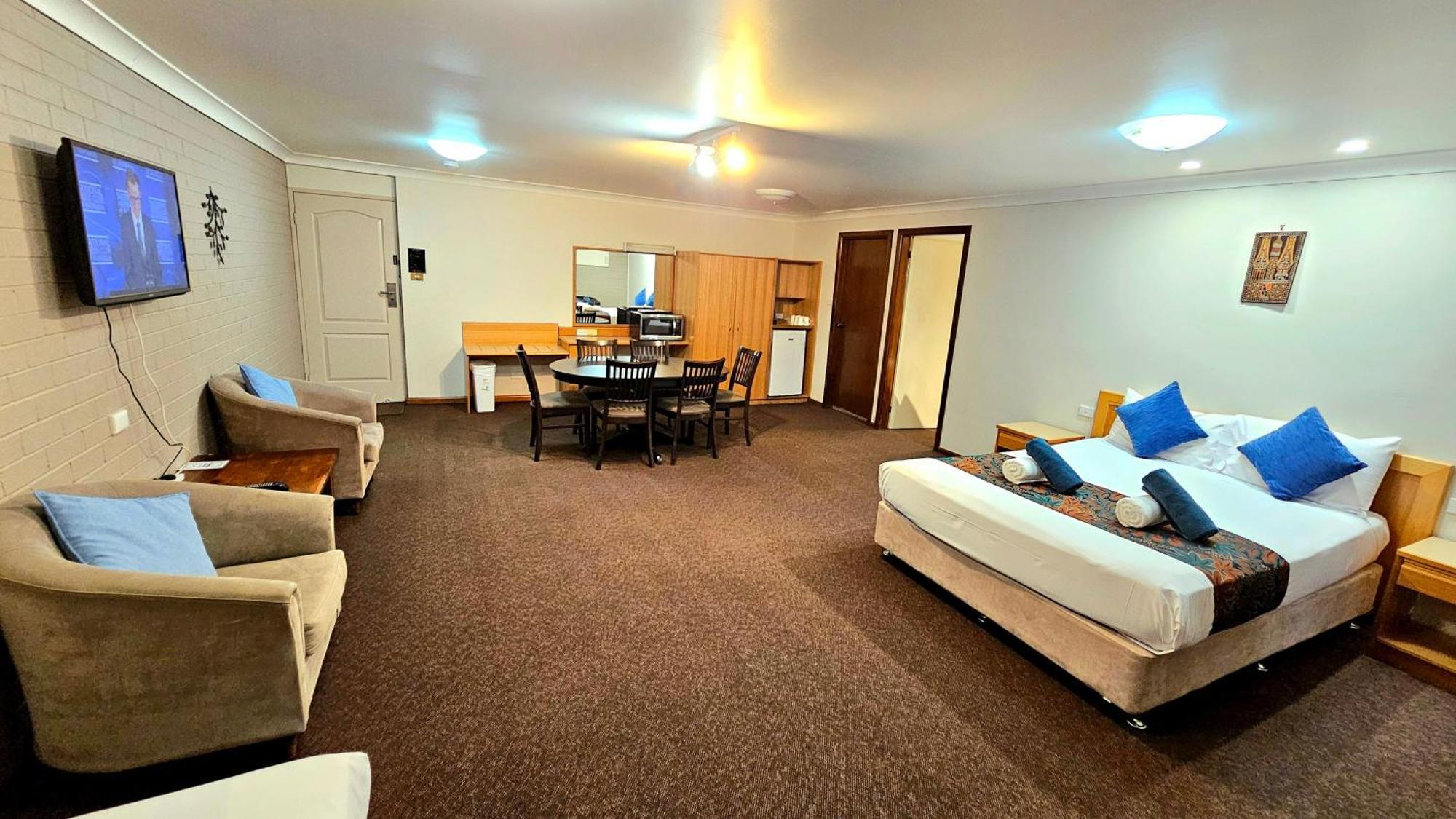 Hilltops Retreat Motor Inn Young Esterno foto