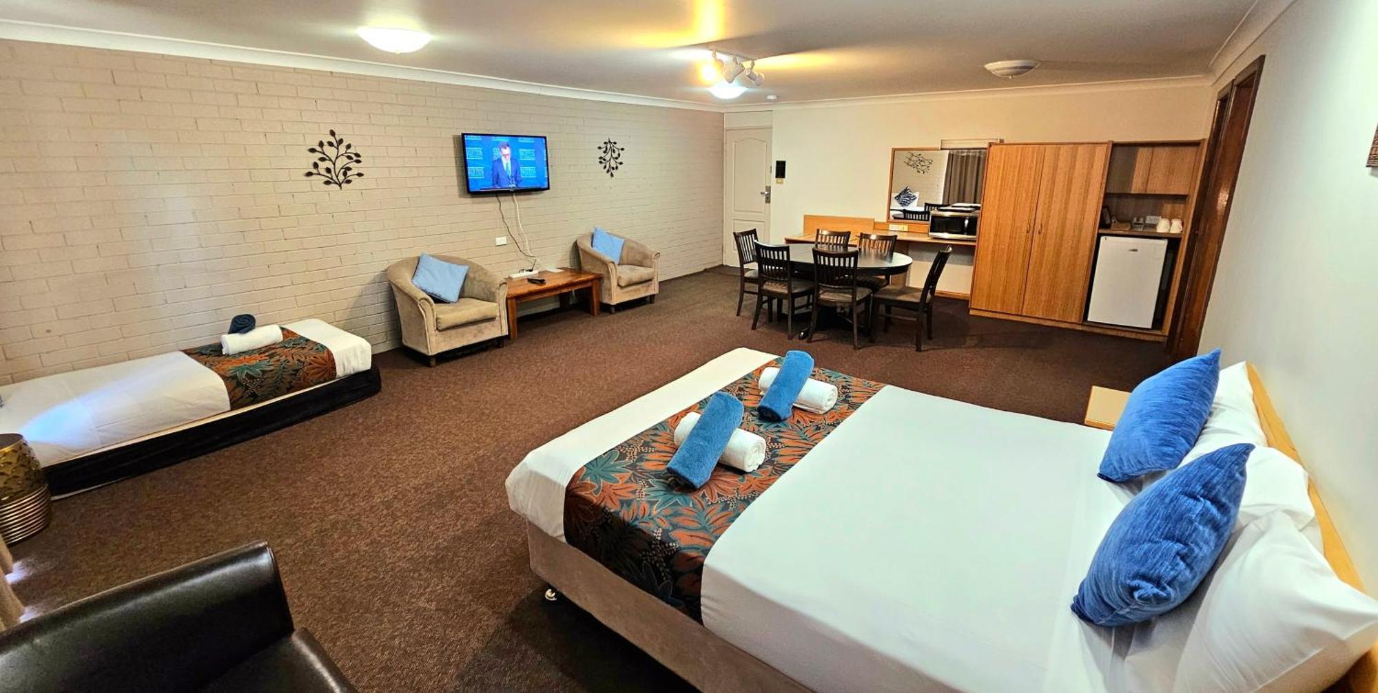 Hilltops Retreat Motor Inn Young Esterno foto