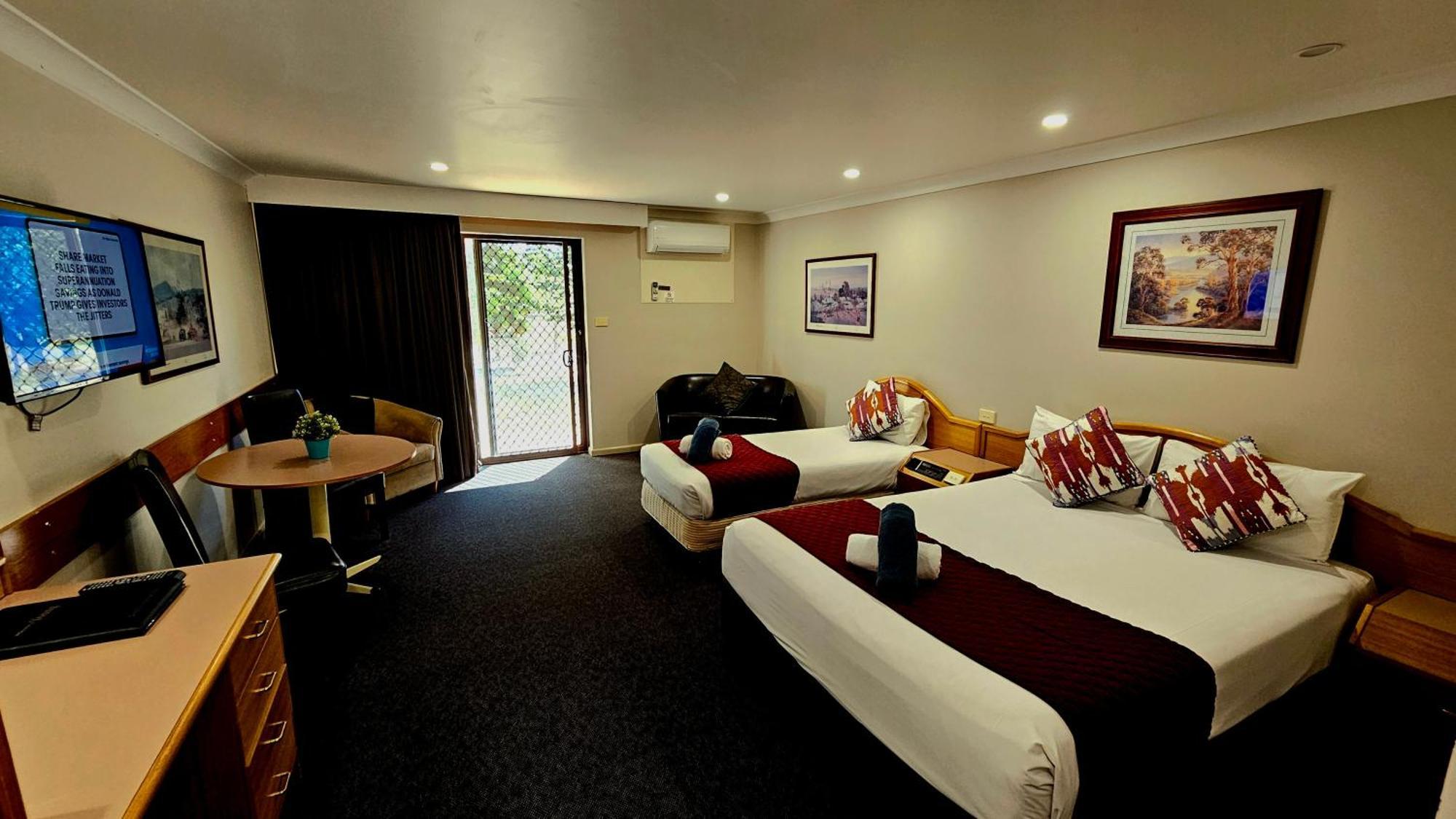 Hilltops Retreat Motor Inn Young Esterno foto