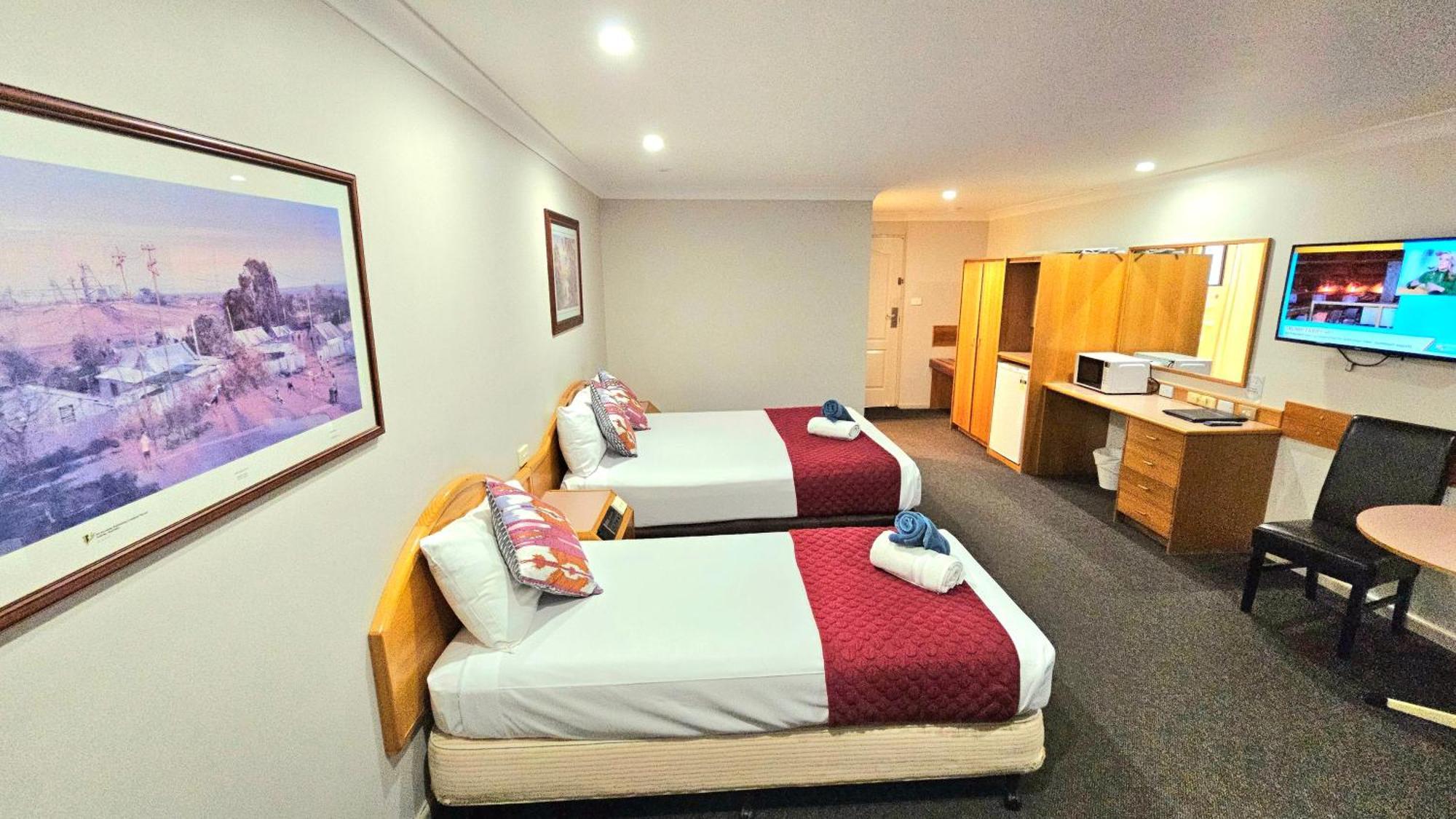Hilltops Retreat Motor Inn Young Esterno foto