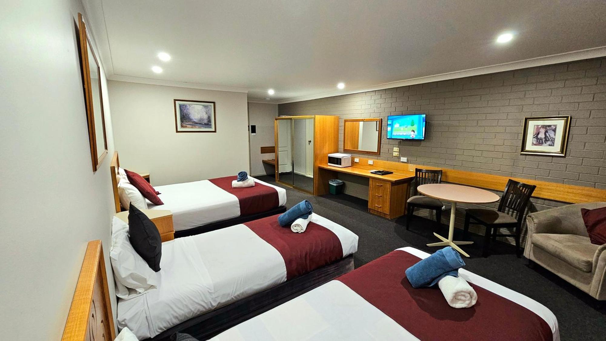Hilltops Retreat Motor Inn Young Esterno foto