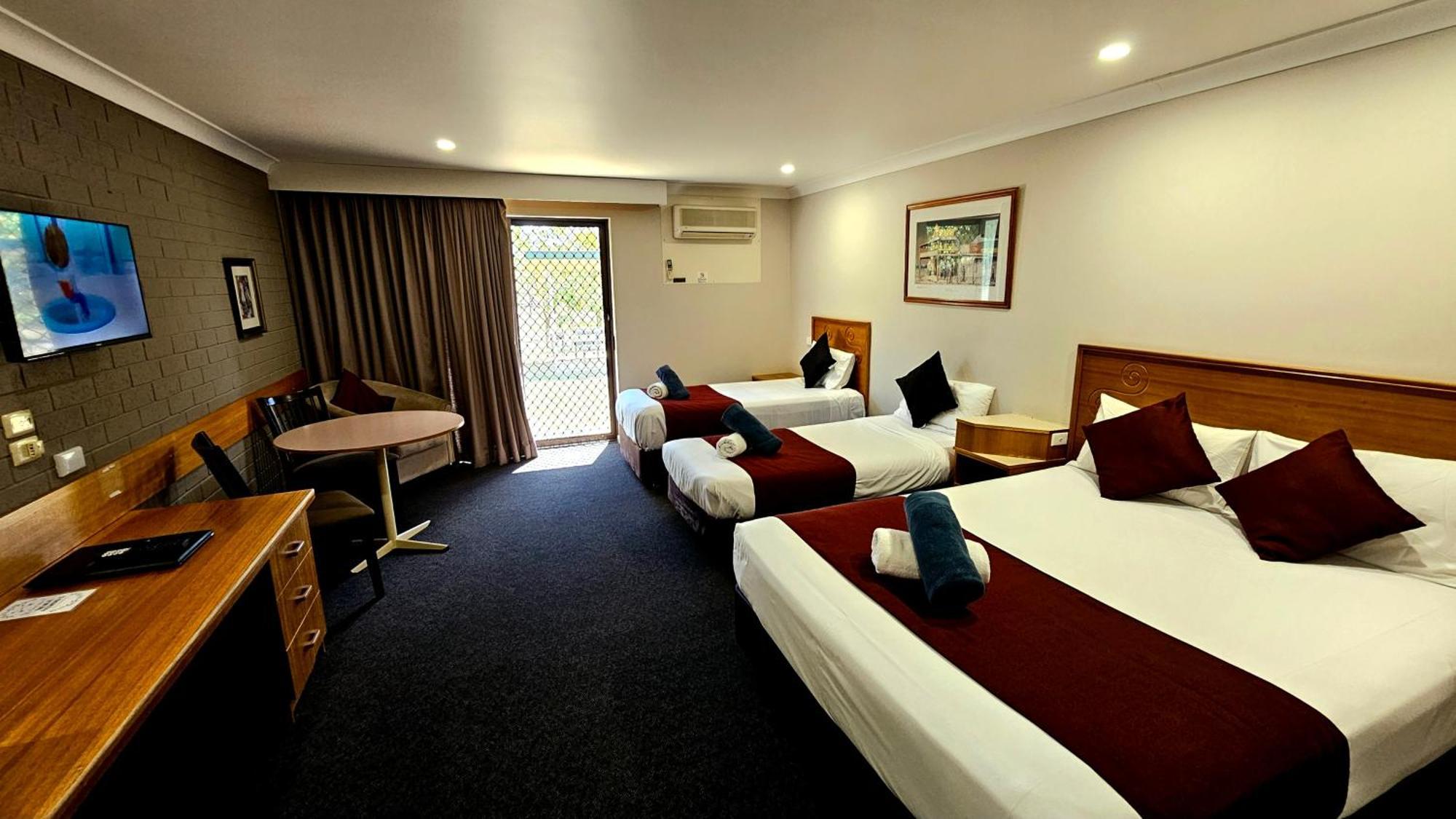 Hilltops Retreat Motor Inn Young Esterno foto