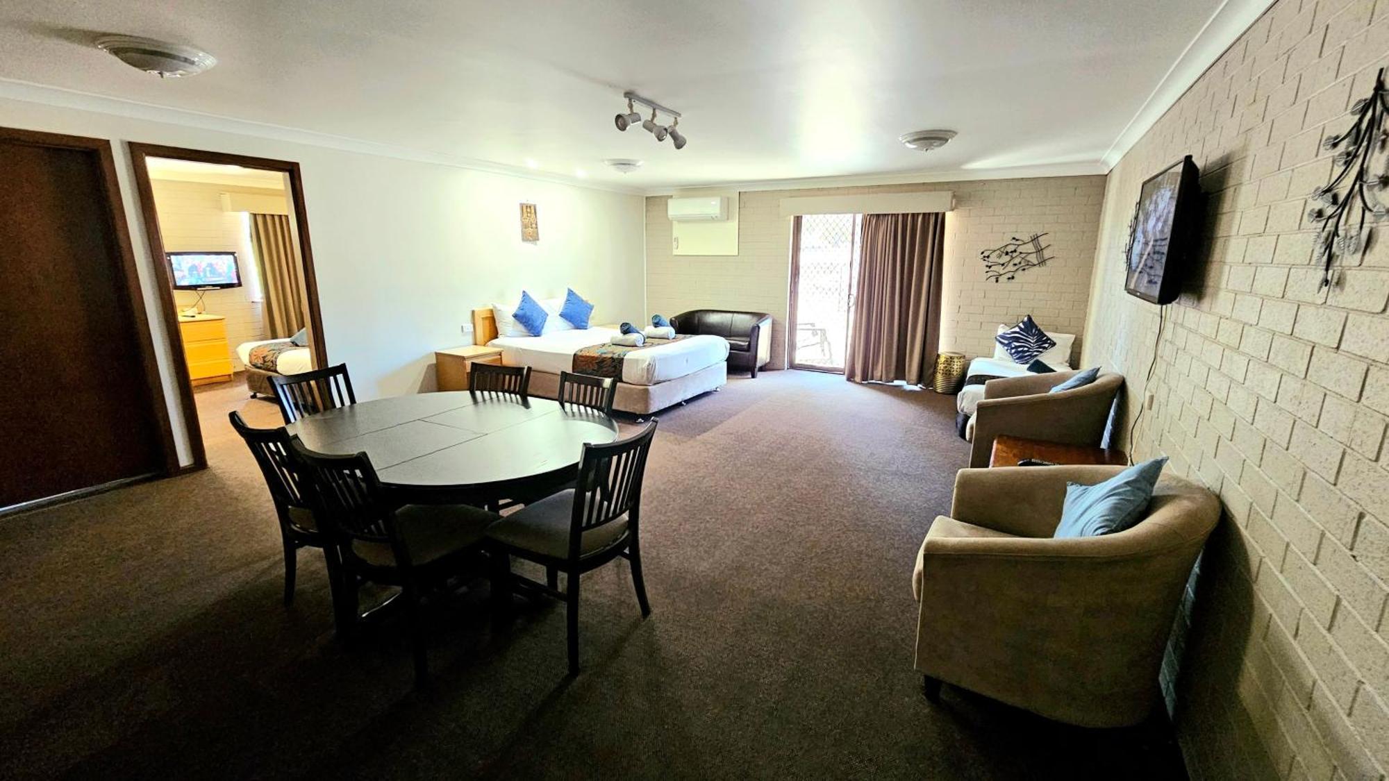 Hilltops Retreat Motor Inn Young Esterno foto