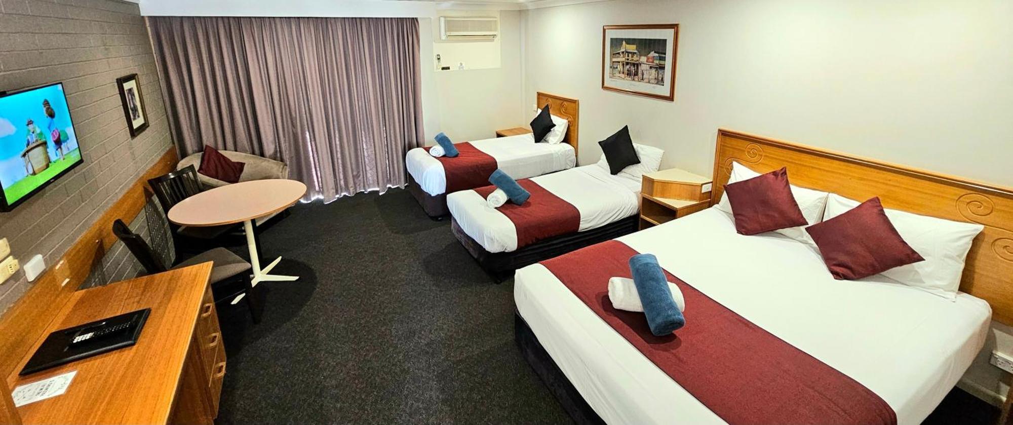 Hilltops Retreat Motor Inn Young Esterno foto