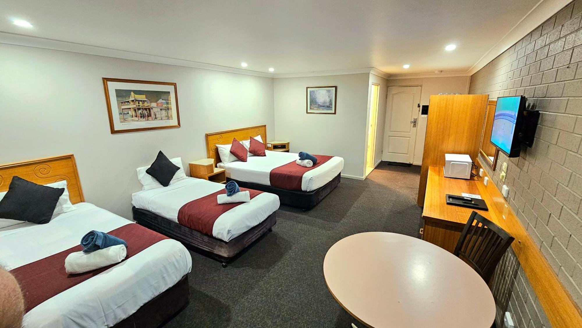 Hilltops Retreat Motor Inn Young Esterno foto