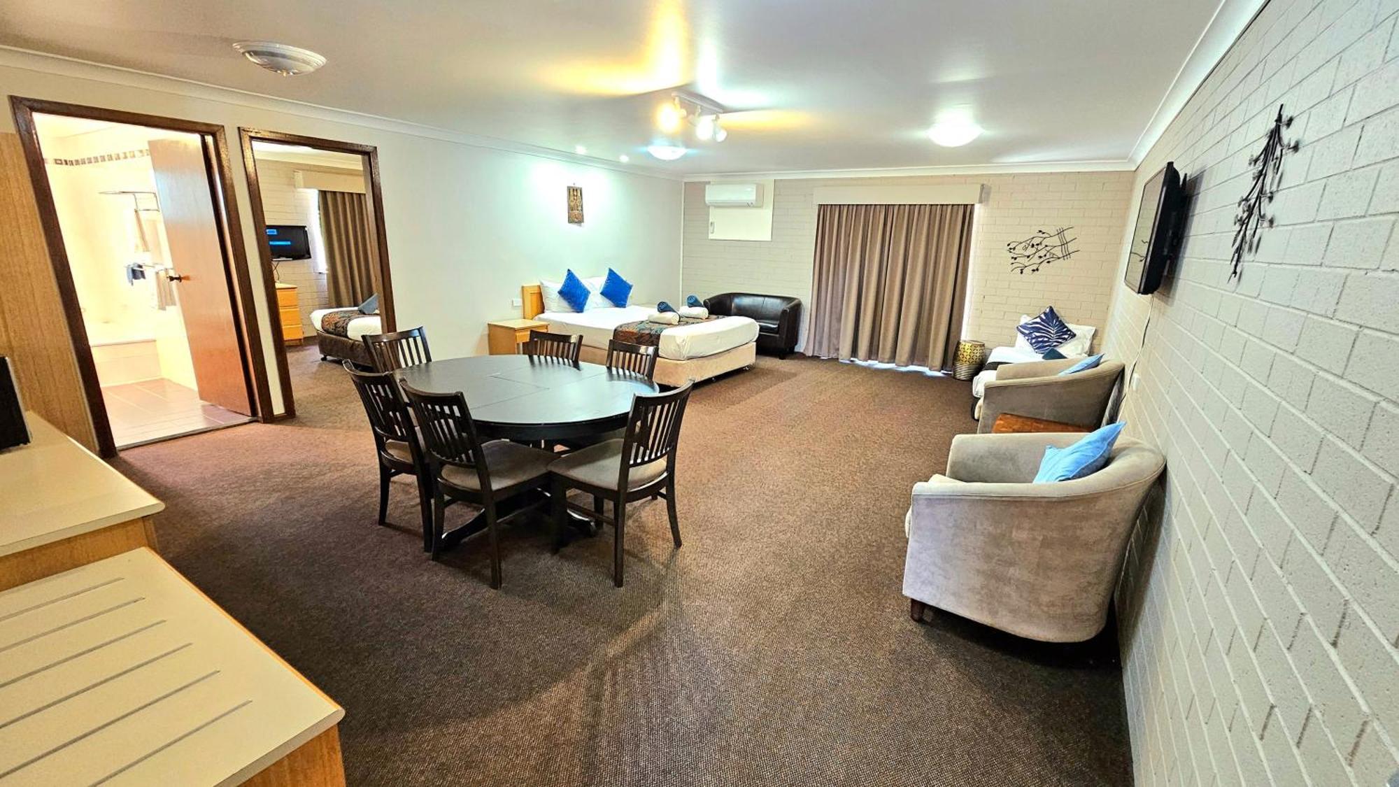 Hilltops Retreat Motor Inn Young Esterno foto
