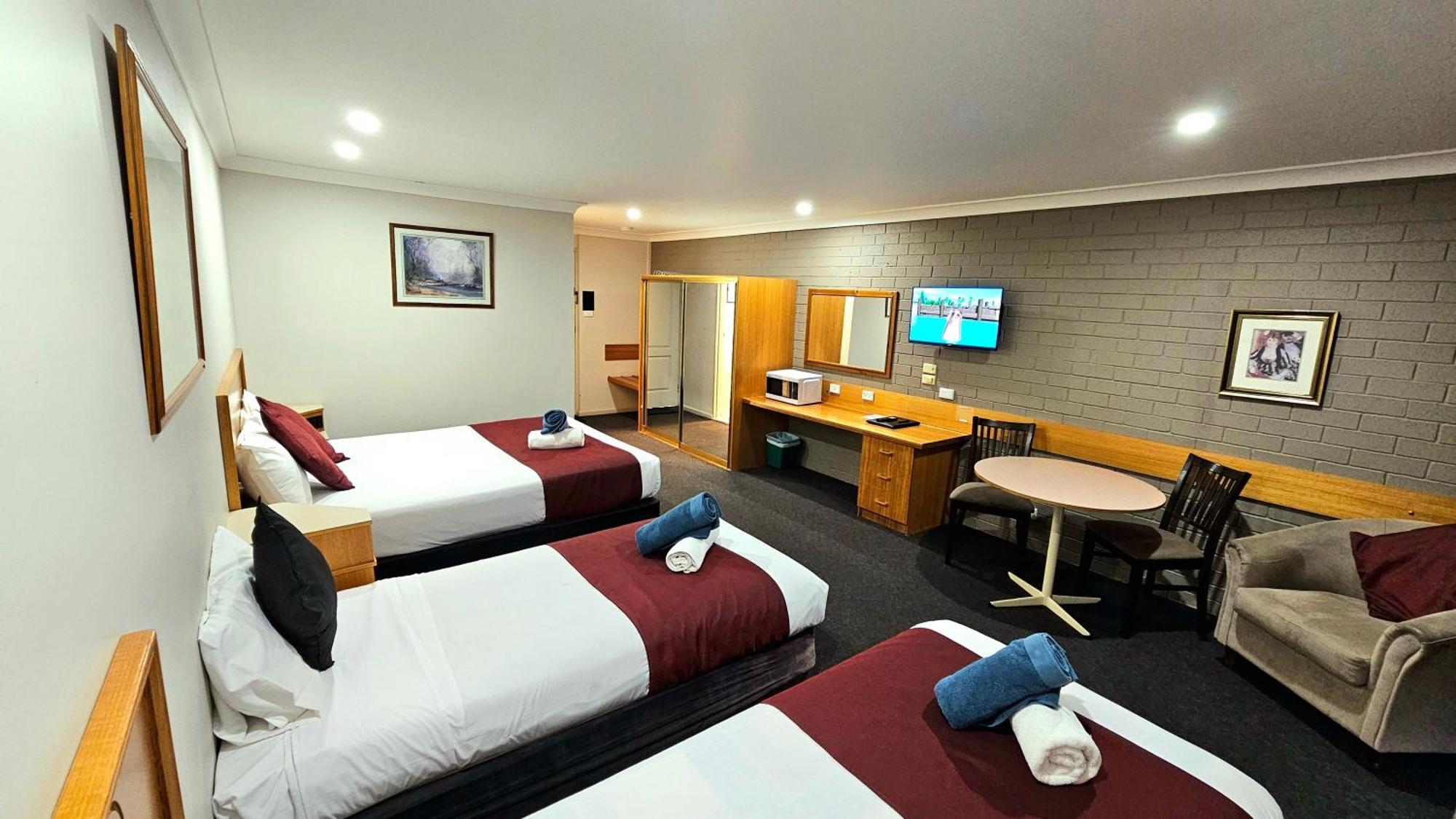 Hilltops Retreat Motor Inn Young Esterno foto