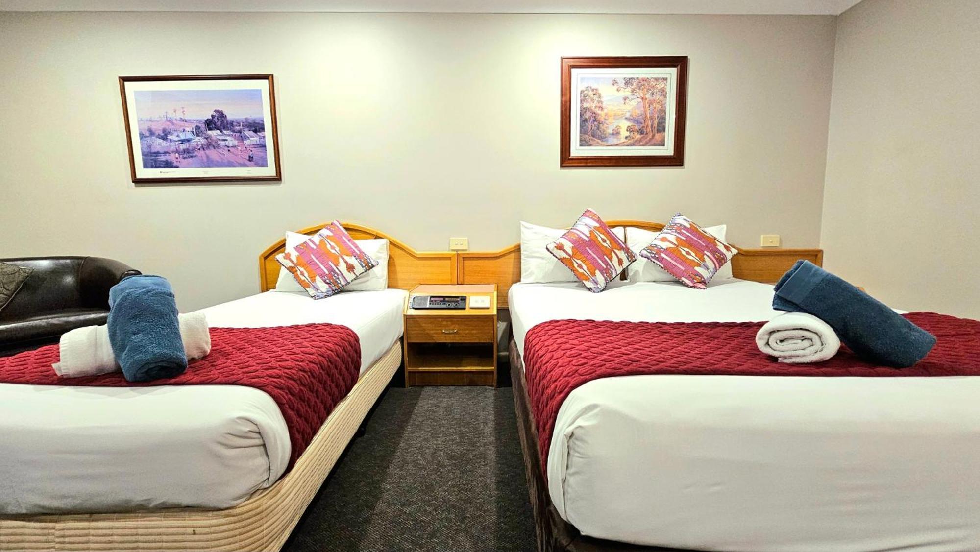 Hilltops Retreat Motor Inn Young Esterno foto