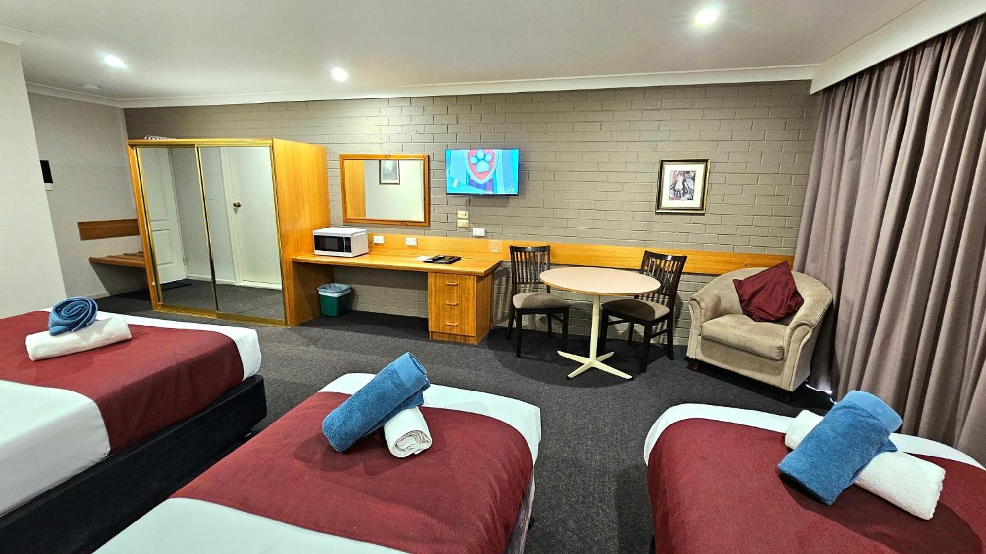 Hilltops Retreat Motor Inn Young Esterno foto