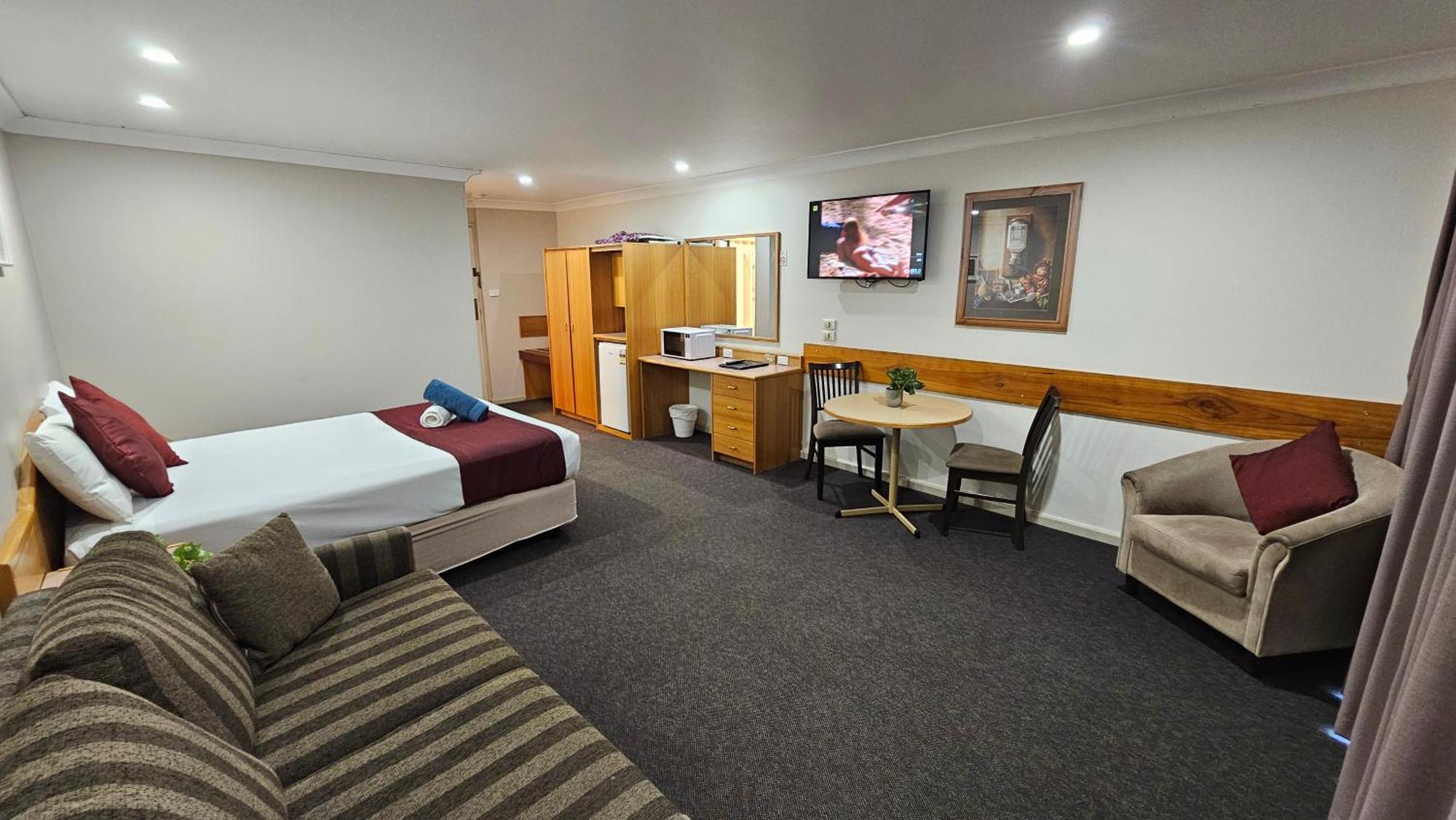 Hilltops Retreat Motor Inn Young Esterno foto