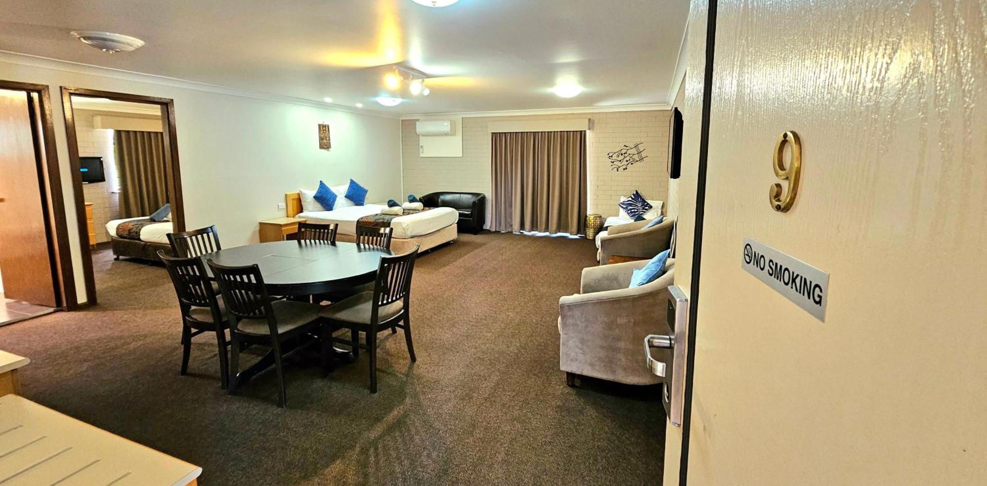 Hilltops Retreat Motor Inn Young Esterno foto