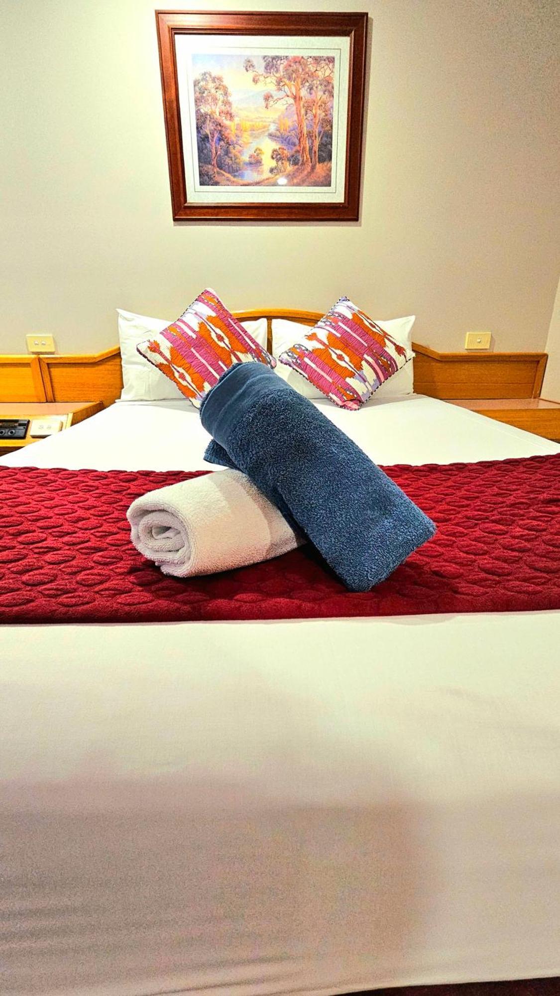 Hilltops Retreat Motor Inn Young Esterno foto