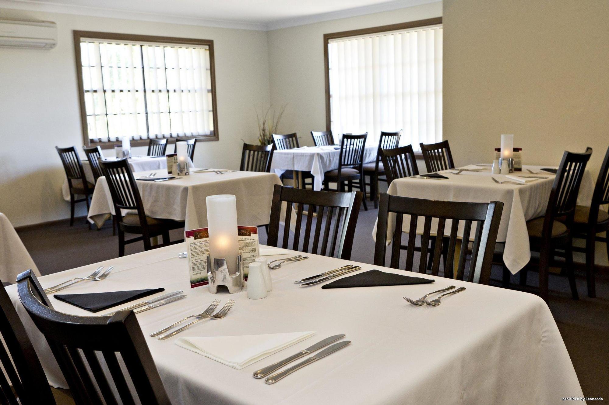 Hilltops Retreat Motor Inn Young Ristorante foto