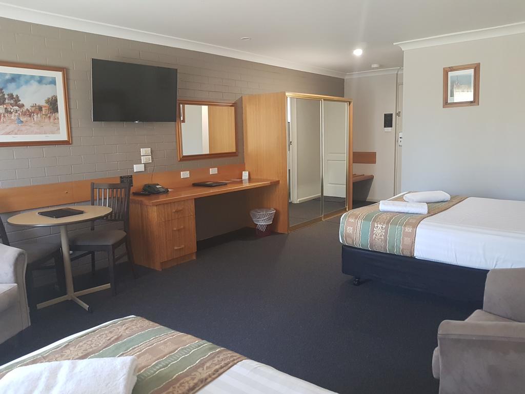 Hilltops Retreat Motor Inn Young Esterno foto