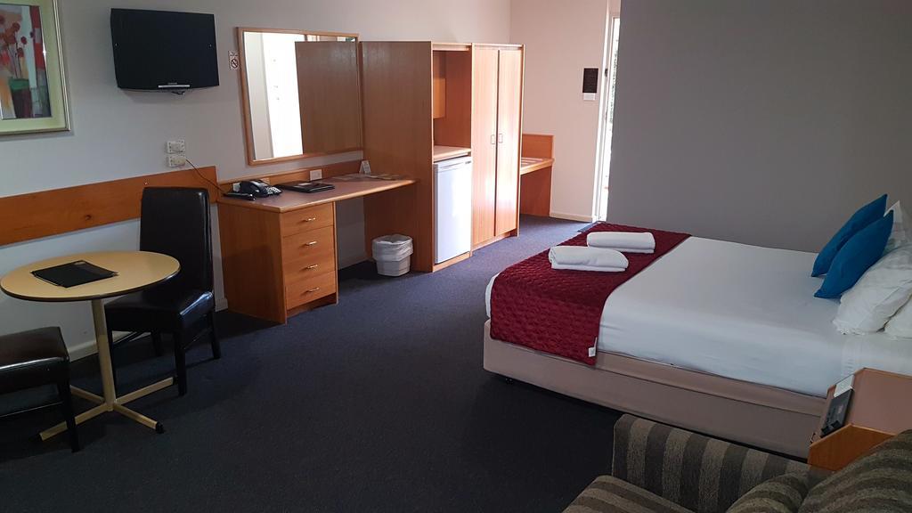 Hilltops Retreat Motor Inn Young Esterno foto