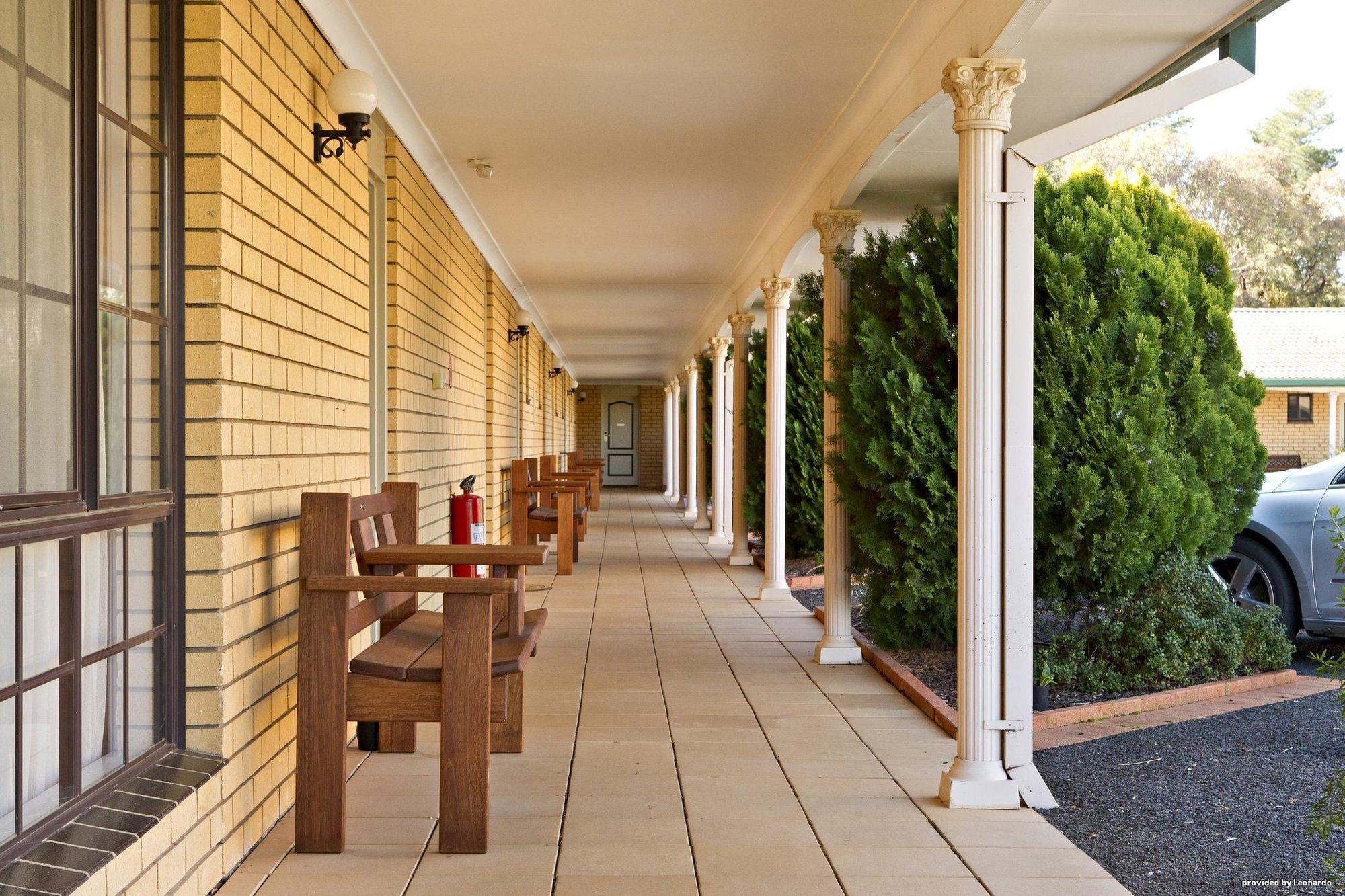 Hilltops Retreat Motor Inn Young Esterno foto