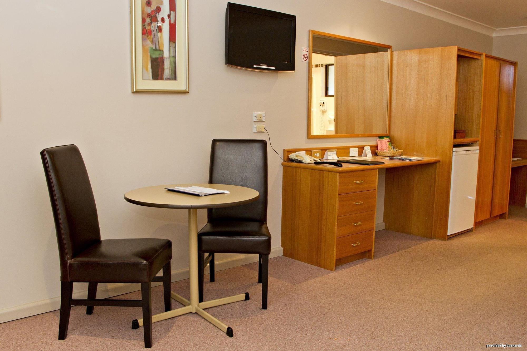 Hilltops Retreat Motor Inn Young Esterno foto