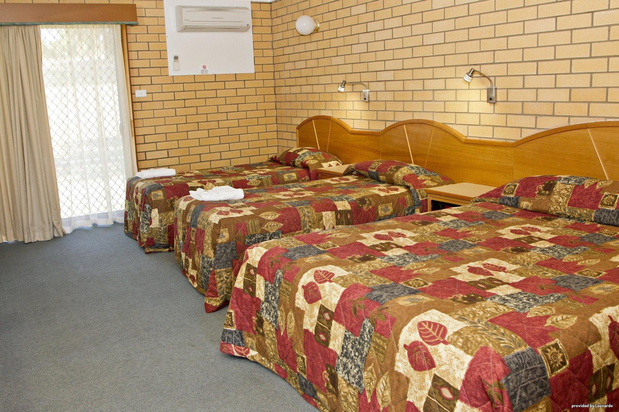 Hilltops Retreat Motor Inn Young Esterno foto